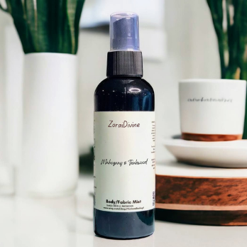 Body mist Mahogany & teakwood in the background
